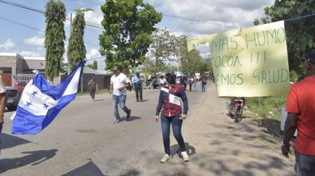 Pobladores en la carretera CA-13.