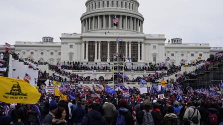 Seguidores de Donald Trump irrumpen durante unas protestas en los terrenos del Capitolio de los Estados Unidos en Washington (Estados Unidos). EFE/ WILL OLIVER