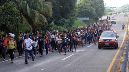 Unos 1,000 migrantes partieron el domingo de Tapachula con destino a Huixtla para solicitar un permiso que les permita transitar por México.
