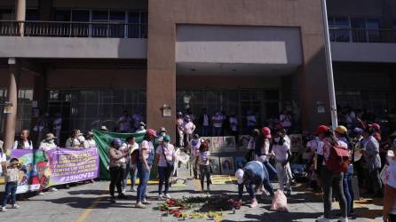 Diferentes colectivos de mujeres realizan este viernes un plantón frente a las instalaciones del Ministerio Público en Tegucigalpa.