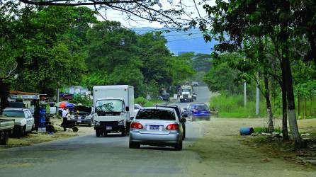 La historia de los habitantes de estas colonias y barrios es la misma: congestionamiento, pésimo estado de la vía y riesgo cuando llueve. Fotos Melvin Cubas.