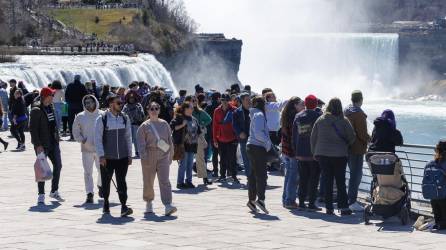 Cientos de personas esperan desde la madrugada frente a las cataratas del Niágara poder observar el eclipse solar total este lunes.