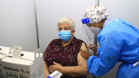 Más de 15.6 millones de dosis de vacunas se han aplicado en el país. Aún no se suspende el uso de la mascarilla. FOTOS: M. CUBAS.