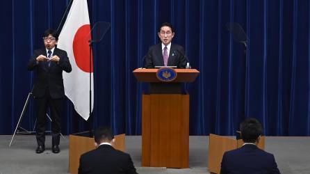 El primer ministro de Japón, Fumio Kishida (C), celebra una conferencia de prensa en Tokio, Japón, el 16 de diciembre de 2022.
