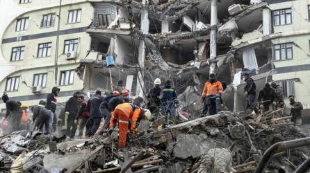 Socorristas fueron registrados este lunes, 6 de febrero, al buscar supervivientes en medio de los escombros de un edificio parcialmente derrumbado en Diyarbakir (Turquía), luego de los dos fuertes terremotos que esta madrugada azotaron a Siria y a Turquía.