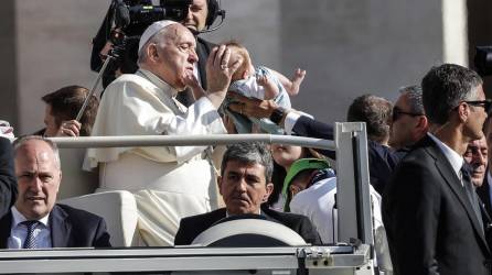 El papa llega para la audiencia de los miércoles. EFE/EPA/GIUSEPPE LAMI
