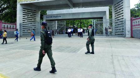 Miembros de la Policía Municipal frente a la entrada de la Unah-vs. Foto: Héctor Edú.