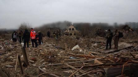 La policía ucraniana inspeccionan la región de Zaporiyia tras el impacto de un misil ruso.