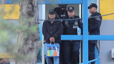 Policías trasladan al exdiputado Midence Oquelí Martínez Turcios para su extradición a Estados Unidos, el jueves 30 de marzo de 2023 en Tegucigalpa.