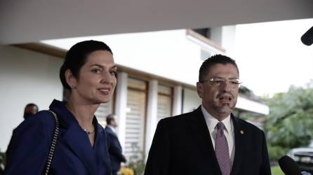 El presidente de Costa Rica, Rodrigo Chaves (d), junto a su esposa, Signe Zeicate, fueron registrados este sábado, en San José (Costa Rica).
