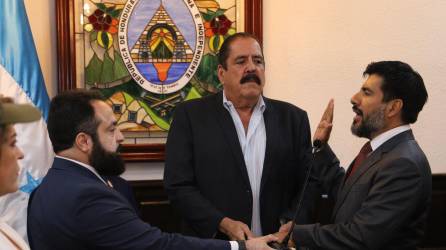 Luis Redondo, como presidente del Congreso Nacional, y Carlos Zelaya, como secretario, juramentan a Johel Zelaya como fiscal general interino.