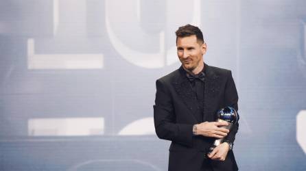 El argentino Lionel Messi sostiene su trofeo después de ganar el premio al mejor jugador del año de la FIFA 2022 en una ceremonia en París, Francia, el 27 de febrero de 2023. Messi, de 35 años, ganó el premio poco más de dos meses después de liderar su país a la victoria en la Copa del Mundo de Qatar 2022, torneo donde fue nombrado el jugador más destacado.