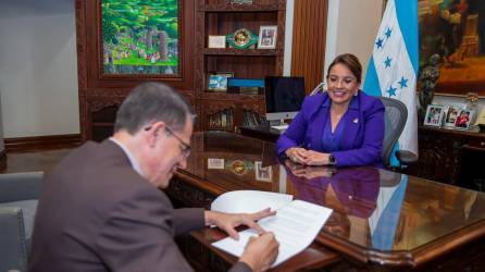 Xiomara Castro y José Manuel Matheu firmando el decreto ejecutivo.