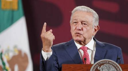 El presidente de México Andrés Manuel López Obrador habla este lunes durante su conferencia de prensa matutina en el Palacio Nacional, en la Ciudad de México.