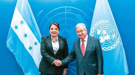 <b><span class=mln_uppercase_mln>Encuentro.</span></b> Xiomara Castro junto al secretario António Guterres.