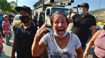 Familiares de reos fallecidos esperan en los exteriores de la morgue para que les entreguen los cuerpos de los reos asesinados en Guayaquil.