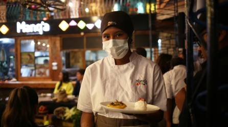 Camareros del restaurante Manq'a sirven platos durante la presentación de resultados sobre un proyecto gastronómico que incluye a Bolivia, Colombia y Honduras hoy, en La Paz (Bolivia).