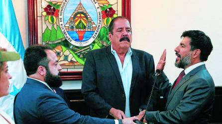 <b>Johel Zelaya fue juramentado como fiscal general el 1 de noviembre por los diputados Luis Redondo y Carlos Zelaya.</b>