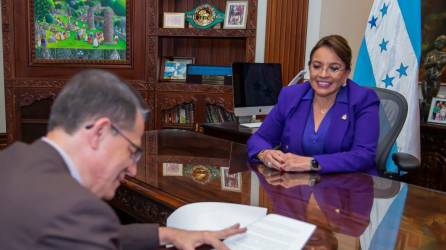 La presidenta de Honduras, Xiomara Castro, en su despacho con el ministro de Salud, José Manuel Matheu.