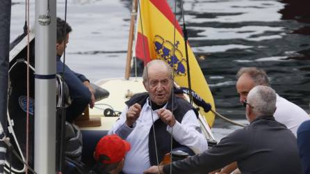 El rey emérito, Juan Carlos I, salió a navegar en su primera visita a España desde que abdicó a la corona.