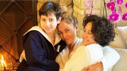 Jennifer López junto a sus hijos Max y Emme.