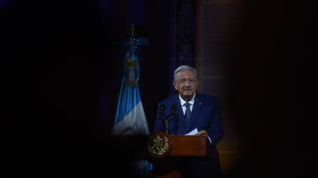 El presidente de México, Andrés Manuel López Obrador, da declaraciones luego de una reunión con su homólogo de Guatemala, Alejandro Giammattei. Fotografía: EFE