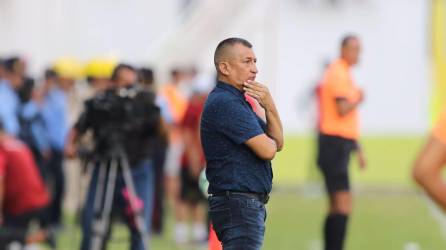Humberto Rivera, entrenador del Olancho FC en el duelo de ida de la gran final ante Olimpia.