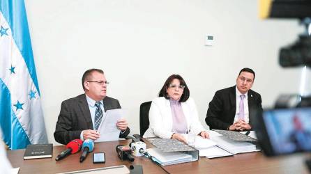 <b>INFORME. </b>Amable de Jesús Hernández, Leny Aída Ordóñez y Rigoberto Portillo Mejía son los interventores en el Servicio Civil. Esta semana se iniciará una auditoría, anunciaron.