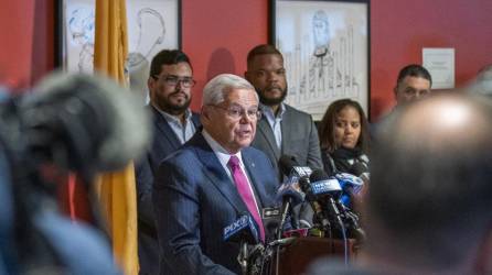 El senador demócrata Bob Menéndez durante una conferencia de prensa.