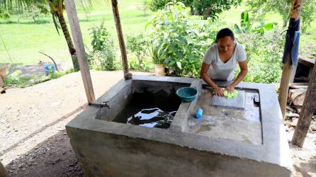 Una mujer lava hoy ropa en su hogar en San Antonio, departamento de Cortés (Honduras).