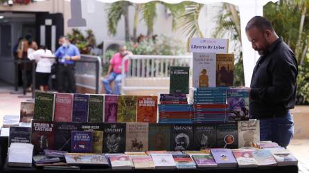 Un hombre participa en la inauguración de la Primera Feria Internacional del Libro, con México como país invitado, hoy, en Tegucigalpa (Honduras). EFE/ Gustavo Amador