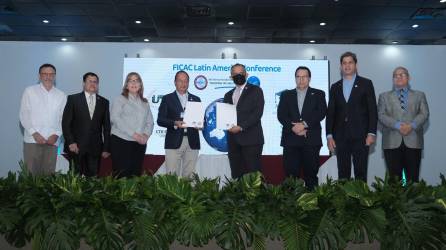 Nikolaos Margalopulus, presidente de la junta directiva del Federación Mundial de Cónsules, y Javier Mejía, presidente de la Asociación Nacional de Universidades Privadas de Honduras, firmaron el convenio.