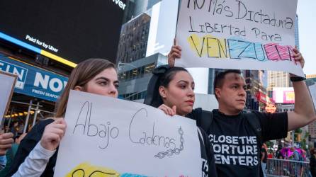 Venezolanos se manifiestan con pancartas, en el Time Square en Nueva York.