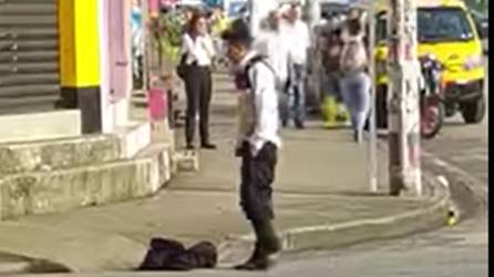 Imagen de un video en el que se aprecia al hombre con traje de seguridad.