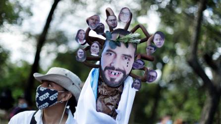 Miles de salvadoreños se manifestaron en contra de las “acciones dictatoriales” del presidente Nayib Bukele, la violación a derechos humanos y a la Constitución, y la implementación de políticas que “no benefician al pueblo”.