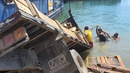 El conductor de un camión cayó al mar con todo y su pesado vehículo en French Harbour a Madera Canales, Roatán, Islas de la Bahía.