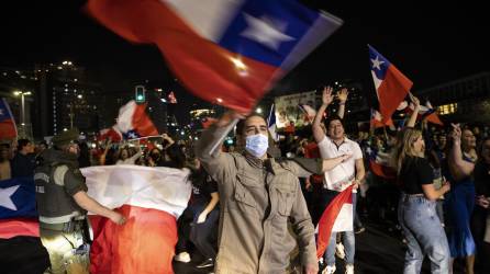 Chilenos celebran el triunfo del ‘rechazo’ a la propuesta para una nueva y polémica Constitución.