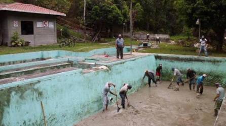 Personal de Aguas de Santa Rosa limpian la planta de tratamiento y bombeo de La Hondura.