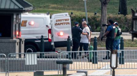 Vista de la Policía atendiendo el caso de un hombre que estacionó un “vehículo sospechoso” frente al Tribunal Supremo de Justicia de Estados Unidos.