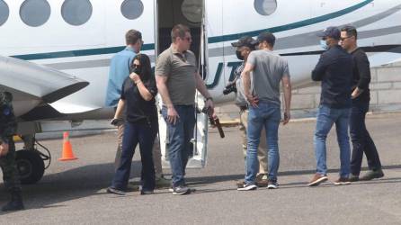 Agentes de la DEA se llevan a un hondureño extraditado a Estados Unidos.