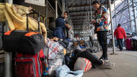 Un grupo de inmigrantes venezolanos, desalojados del hotel Watson, al acampar en la calle, en Nueva York, Estados Unidos.