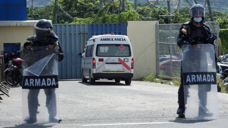 Miembros de la policía anti motines montan guardia frente a la cárcel de Guayaquil (Ecuador). En una fotografía de archivo.