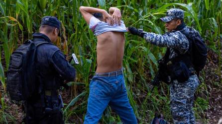 Agentes de la policía revisan a un hombre en medio del cerco militar en Cabañas.