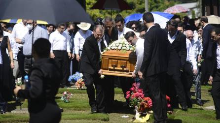 Los restos mortales del reconocido empresario hondureño, Napoleón Larach, fueron sepultados este jueves en San Pedro Sula.