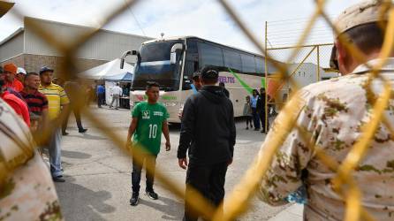 Fotografía de archivo de migrantes que esperan para subir a los autobuses que los trasladarán a las ciudades de Hermosillo.