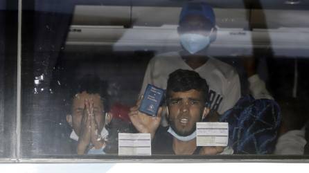 Según las primeras investigaciones, los detenidos rentaron un autobús con capacidad para 42 personas, subieron a 116 pasajeros, situación que significaba un riesgo para la salud y la seguridad de los migrantes. Fotografía de archivo.