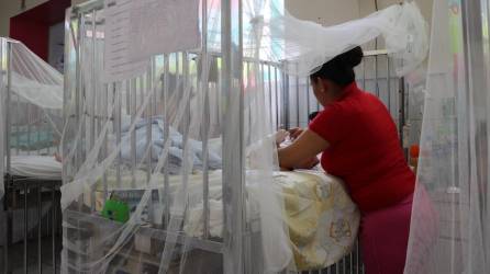 Una madre cuida a su hijo ingresado por sospecha de dengue en el Hospital de Occidente