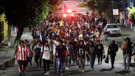 Migrantes salen en caravana hacia Estados Unidos, la madrugada de este sábado, en la Ciudad de Tapachula en el estado de Chiapas (México).