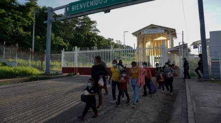 Migrantes centroamericanos son devueltos a México tras solicitar asilo a Estados Unidos.