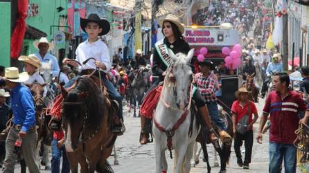 La Asociación de Ganaderos y Agricultores de Copán (AGAC) iniciaron la feria ganadera en el marco de la festividad patronal de Santa Rosa de Copán con la participación de más de 700 jinetes